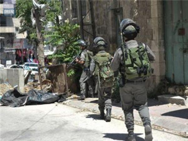 قوات الاحتلال تعتدي بالضرب المبرح على مواطن جنوب الخليل