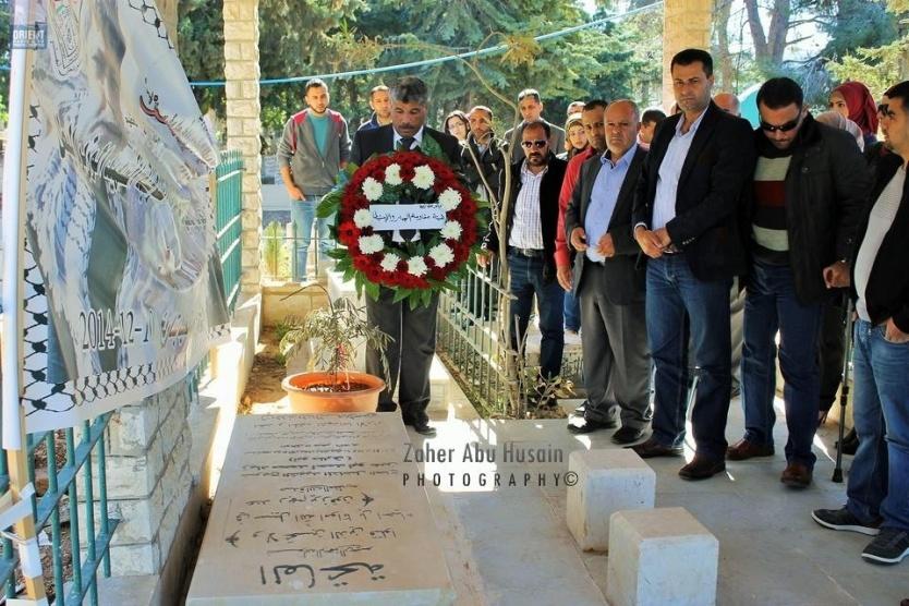 رئيس هيئة مقاومة الجدار والاستيطان وليد عساف يبدأ عمله بزيارة إلى ضريحي الشهيدين أبو عمار وزياد أبو عين