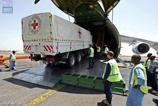 هبوط أول طائرة للصليب الأحمر محملة بمساعدات طبية في صنعاء