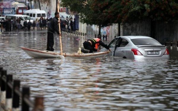 إخلاء مدرسة بسبب تجمع الأمطار في غزة