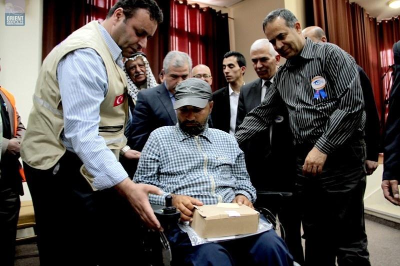 بالصور| حميد يسلم 20 كرسي كهربائي في الخليل