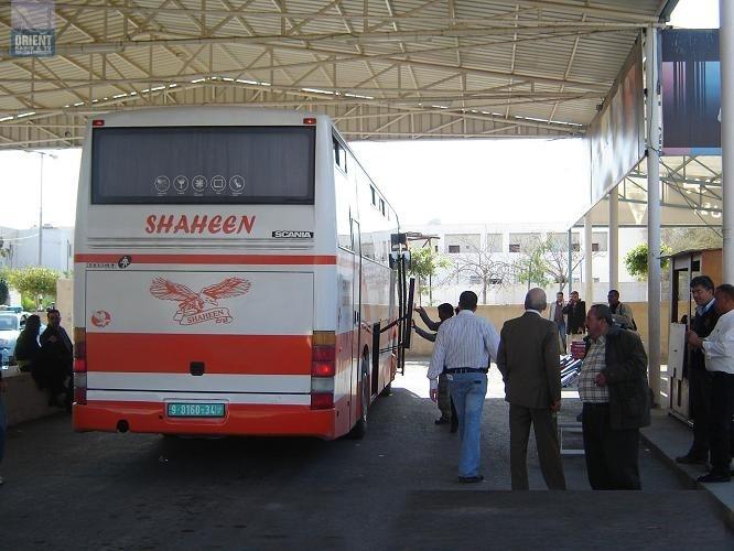 الاحتلال يعتقل أكاديمياً على معبر الكرامة