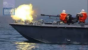 الزوارق الحربية تطلق نيرانها على الصيادين