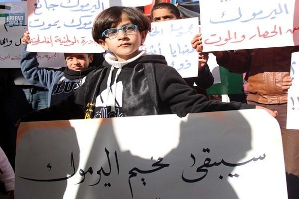 وقفة تضامنية مع مخيم اليرموك في الخليل