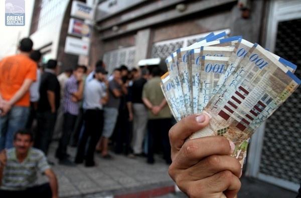 البنوك تبدأ بصرف مستحقات الموظفين