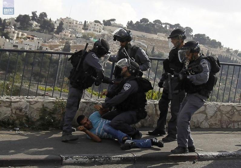 القدس: الاحتلال يعتقل مواطنا من مخيم الصمود