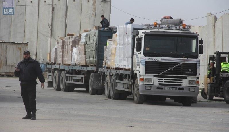 ادخال 700 شاحنة لقطاع غزة عبر كرم أبو سالم