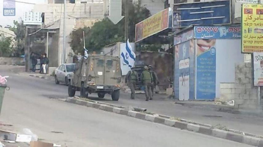 الاحتلال يغلق حزما بالقدس ويعتقل شابين
