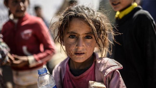 تركية تطعم 35 طفلا سوريا بمطعم وتهرب