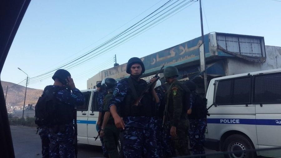 مسلحون يغلقون شارع القدس شرق نابلس ويطلقون النار بالهواء