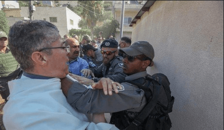 قوات الاحتلال الاسرائيلية تعتدي على خوري كنيسة بيت جالا