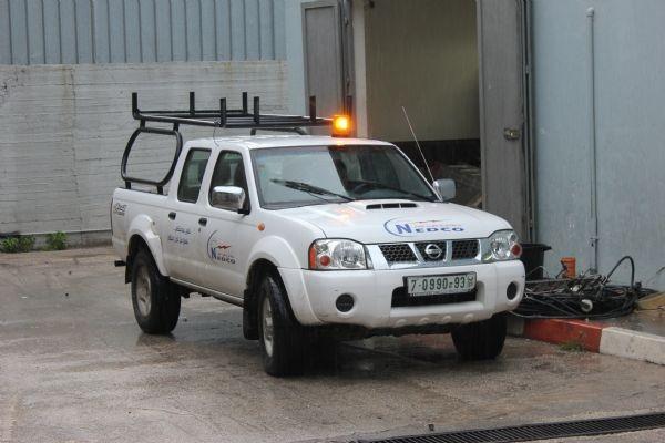 مستوطنون يعترضون مركبة 