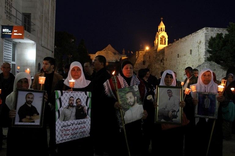 إضاءة شموع في بيت لحم تضامنا مع الأسرى