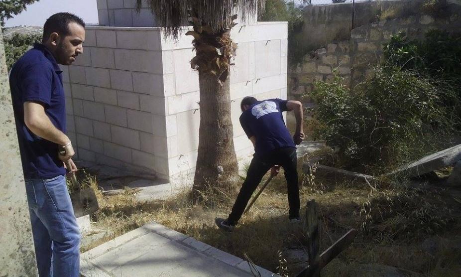 بالصور | مجلس شبابي بيت لحم يشارك في تنظيف مقبرة الأرمن