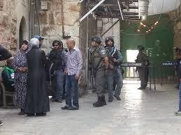 الاحتلال يعتقل شابة ويعتدي على مسن ويمنع النساء من دخول الأقصى