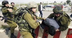 جنود حاجز زعترة يعتدون على شاب من نابلس ويصيبوه بجروح