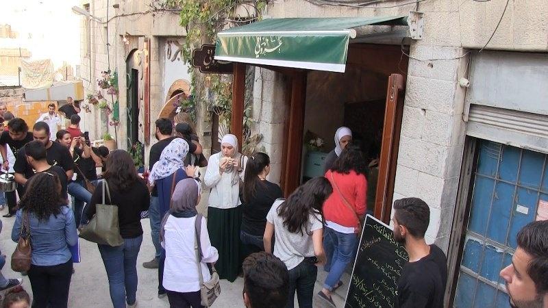 فلسطيني يفتتح مطعما في عمان شرطه ” وجبة لك والثانية مجانا لفقير او محتاج “
