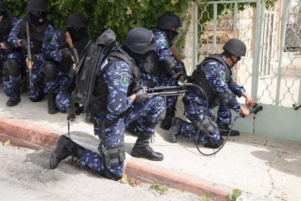 الاجهزة الامنية في أريحا تعتقل مجرم متهم بمحاولة قتل ” 3 مواطنين “
