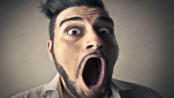 فيديو.. خليجيون يدخنون الشيشة ويشربون القهوة العربية تحت برج