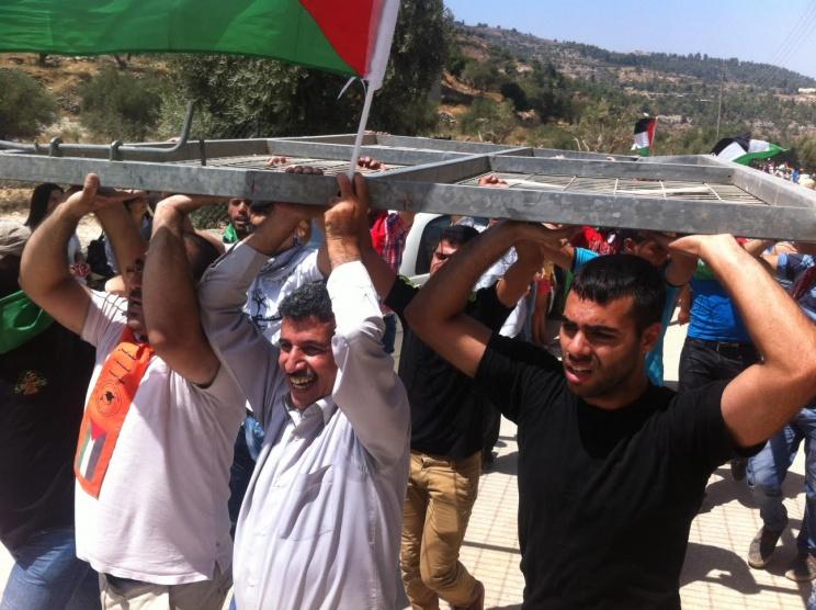 متظاهرون غاضبون من بناء الجدار يقتلعون بوابة للاحتلال ببيت جالا