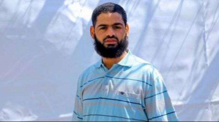 بأمعائه الخاوية .. 