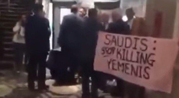 بالفيديو ... مواطنة امريكية تقتحم مقر اقامة الملك السعودي وهي تصرخ