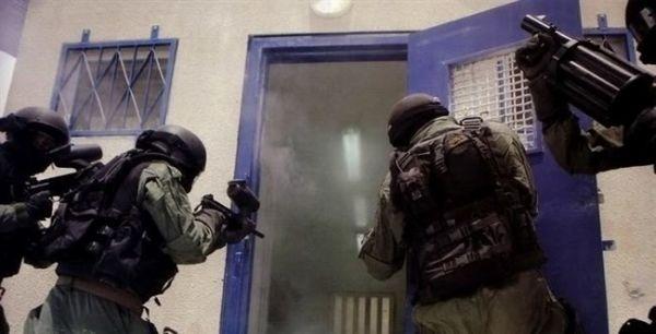 الاحتلال يعزل عددا من الأسرى في
