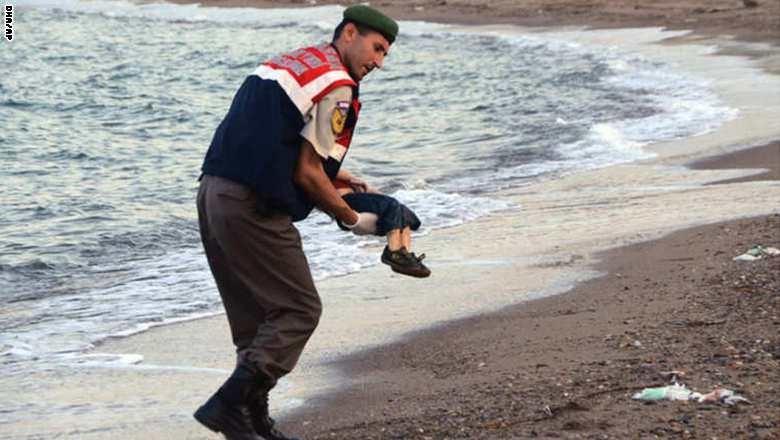 والد الطفل السوري الغريق :سأبقى بجانب قبري اطفالي حتى الممات
