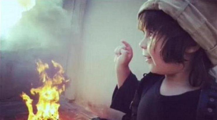 صور| داعشي لا يتجاوز الثالثة يتعلم الحرق