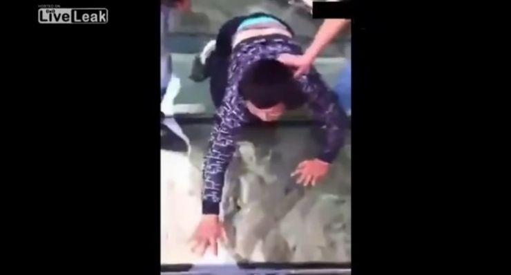 فيديو..رجل يخشى المرتفعات وكان على ارتفاع 1430مترا !