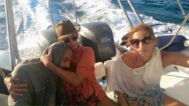 لاجئ سوري يرد جميل عارضة الازياء التي أنقذته من عرض البحر بعد ان مكث فيه ” 13 ” ساعة