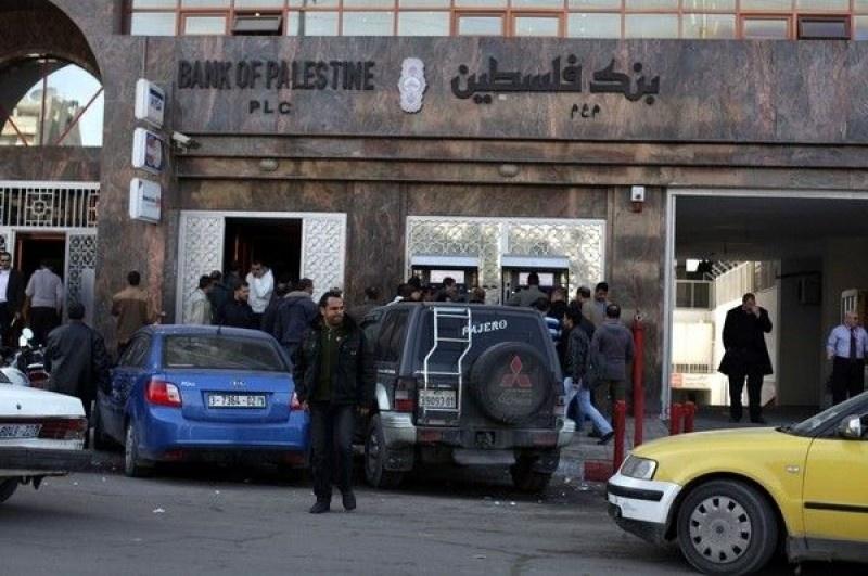 غزة: موظف حكومي يحاول الانتحار أمام بنك فلسطين