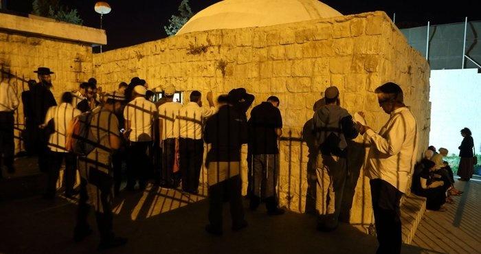 إصابات بالاختناق جراء مواجهات في محيط قبر يوسف