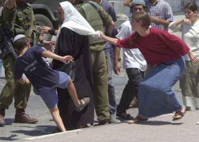 مستوطِنة متطرفة تطلق النار على فتى بالخليل محاولة قتله