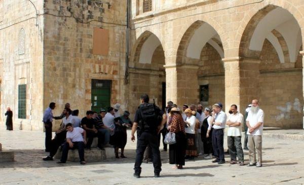 مستوطنون ارهابيون يقتحمون المسجد الاقصى بحماية شرطة الاحتلال