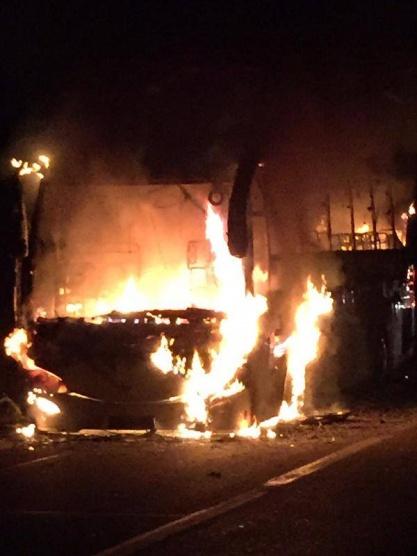 إصابة مستوطن واحتراق حافلة بالكامل شرق طولكرم