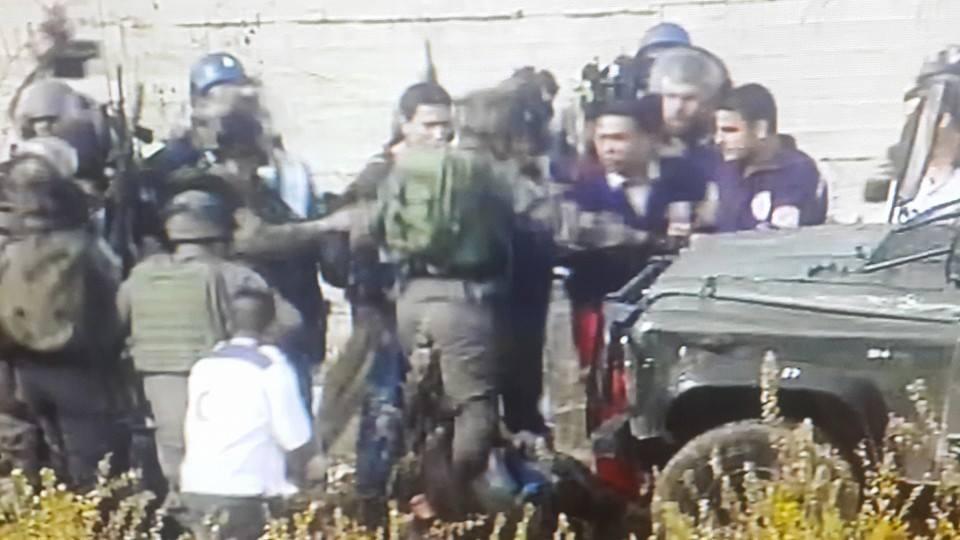 الاحتلال يدهس شابا ويعتدي بالضرب على الصحفيين والطواقم الطبية بالبيرة