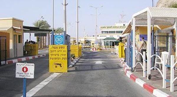 الاحتلال يعتقل مواطنة ونجلها أثناء مرورهما من معبر الكرامة