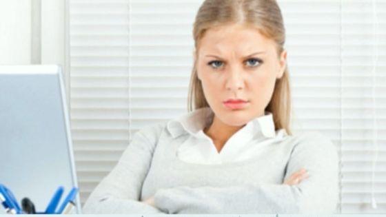 غضب المرأة في العمل يفقدها قوة تأثيرها على الزملاء