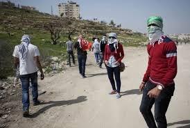 مواجهات عقب اقتلاع بوابة الجدار الفاصل غرب رام الله