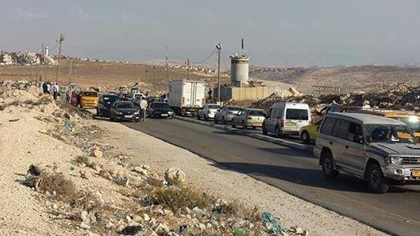 إغلاق حاجز 'جبع' شمال القدس بالكامل والتسبب باختناقات مرورية