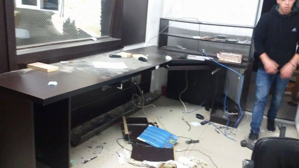 الاحتلال يغلق اذاعة منبر الحرية ويصادر معداتها في الخليل