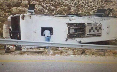 مقتل مجندة وإصابة 48 آخرين بانقلاب حافلة شرق رام الله