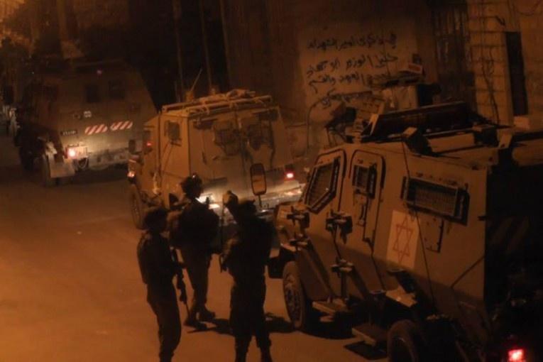 الاحتلال يعتقل طفلا ووالده من الطور