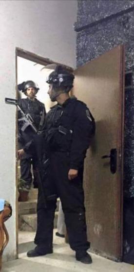 قوات الاحتلال تعتقل شاباً من العيسوية وتسلم آخر استدعاء