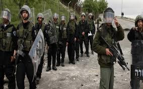 الخليل: الاحتلال يعتقل أربعة مواطنين بينهم طفل وينصب حواجز عسكرية