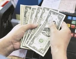 الدولار يحافظ على صعوده