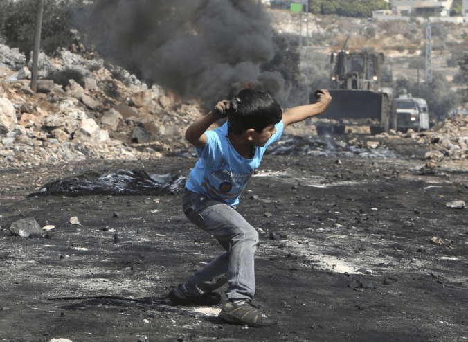 قانون اسرائيلي يفرض السجن 3 سنوات على راشقي الحجارة