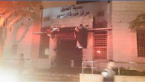 مجهولون يحرقون مركز خدمات الجمهور بالخليل
