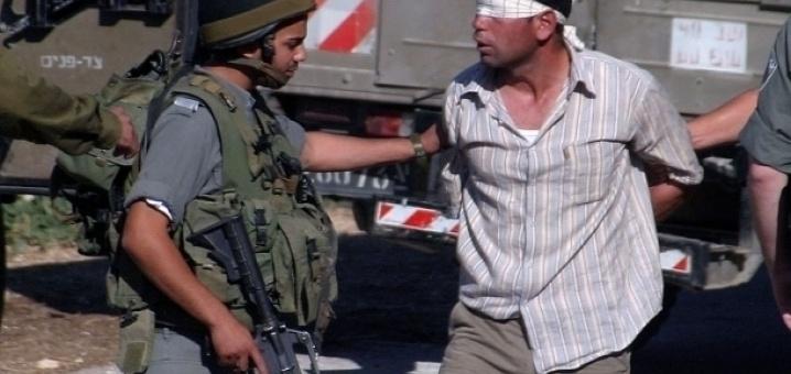 قوات الاحتلال تعتقل شابا وتستولي على أجهزة حاسوب وكاميرات في طولكرم